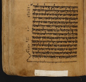 Folio 92r des Kodizes mit Text in hebräischer Schrift, versehen mit Randbemerkungen