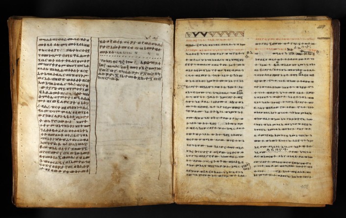Doppelseite des Bandes, auf beiden Seiten doppelspaltiger Text in äthiopischer Schrift
